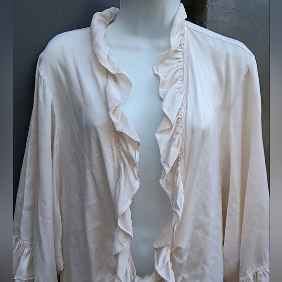 Neiman Marcus Cream Ruffle Robe - Picture 3 of 8